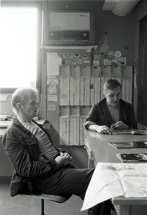 I-valkaisija Antti Kukonlehto ja klooridioksidimies Jorma Hiekkala valkaisun valvomossa.