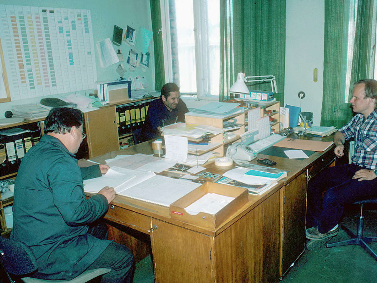 Sulfiitin mestarikonttorissa vasemmalta Kipo Saarinen, Kauko Dahlman ja kesämestari Reijo Luiro.