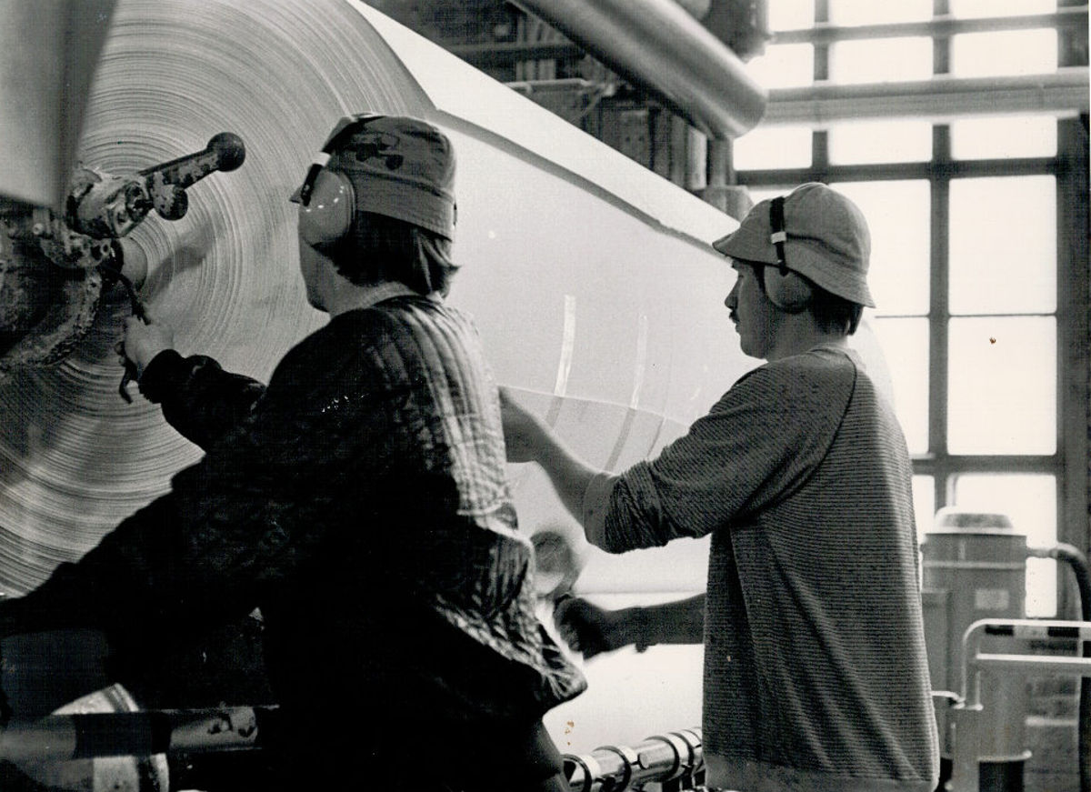 Sulfiitin pituusleikkurilla Asko Hasa ja Jorma Heimonen.