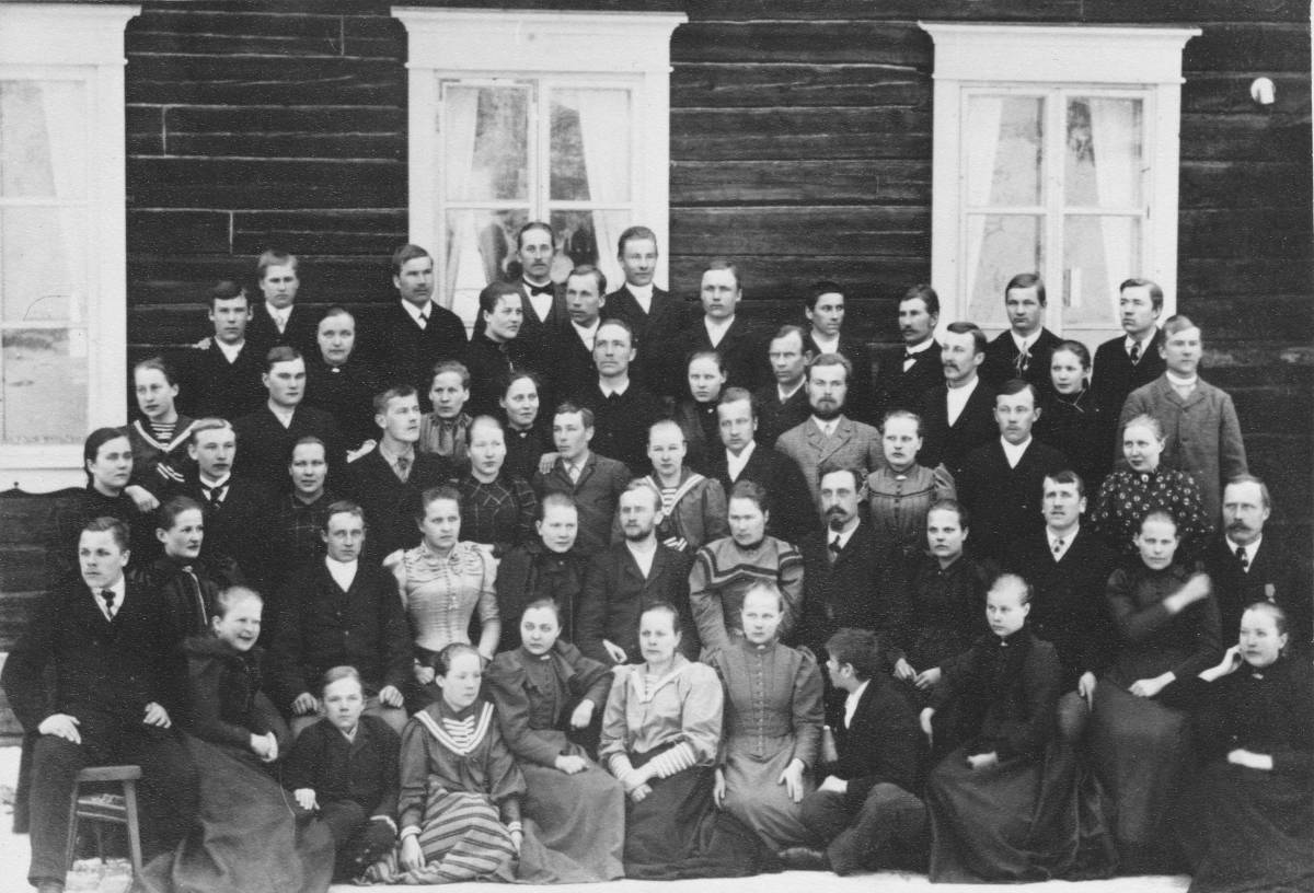 Keski-Suomen Kansanopistolaiset Kurssi 1894-1895:  Rauha Amanda Rutanen, Johan Emil Edvard (Hannes) Hetemäki, Rauha Sesilia (Silja) Kovanen, Maija (Aina Maria) Koistinen, Emma Salminen,  Emil Henrik Korhonen, Maria Savolainen o.s. Valli, Oskar Salminen, Rosa Johanna (Hanna) Seppänen o.s. Puonnas,  Johan Elis Sipinen, talousopettaja Saima Manninen, apulaisjohtaja Anni Kerkkonen, opiston johtaja Kaarlo Kerkkonen, opettaja Hilda Keinänen-Aakula, veistonopettaja Pekka Aakula, Vilho Lyytinen,  Aleksanteri Möttönen, Silja Vesterinen, Väinö Luukkonen, Edvard Veijonen, Juho Hoikkanen, Hilma Maria Liimatainen, Artur Herman Hagelberg, Topias Kylmälahti, Linda Siviä Kääminen o.s. Vesterinen, Jonas Hautala, Verna Timdahl o.s. Uhlén, Eva Linnea Raekallio o.s. Sarlin, Julius Jäntti, Roosa Johanna Hakkarainen, Johannes Puranen, Otto Keskinen,  Hilja Maria Sigrid Manninen, Kalle Kustaa Vainio, Eemeli Kumpu, Kalle Peura, Albin Makkonen, Anna Jenny Irene Heikkinen o.s. Schönemann,  Nestor August Tammenoksa (Ekqvist), Matti Puuranen-Korpela, Hugo Matias Monthan,  Juho Korhonen, Aatu Viljam Kantola, Eemeli Kanninen ja Juho Heikki Vesterinen.