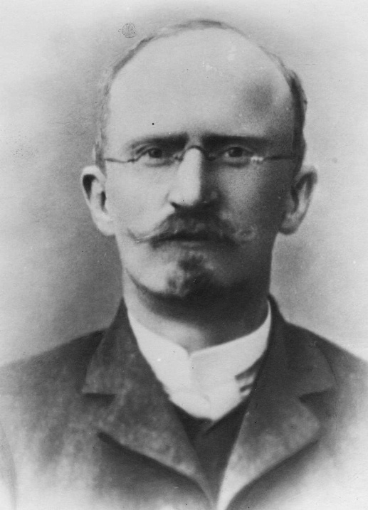 Kaarlo Kerkkonen syntynyi 12.07.1869 Janakkalan Kerkkolassa ja kuoli 27.04.1928 Helsingissä. Hän tuli  ylioppilaaksi 17.05.1889, suoritti pappistutkinnon 1893, fil.kand. tutkinnon 1897, kirkkoherran tutkinnon 1905 ja sai maisterinarvon 1902. Hän toimi Keski-Suomen opiston johtajana Äänekoskella vuodet 1894-98 ja Limingassa 1899-1906. Hän kirjoitti runoja opiston tilaisuuksia varten ja laati sanat myös Kansanopistolaismarssiin: Ylös nuorten parvi sankka.