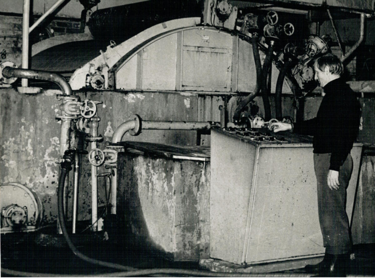 I-vuoron valkaisija Antti Kukonlehto työssään.