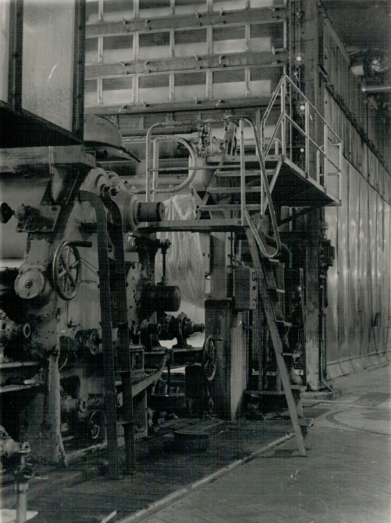 Sulfiitin kuivauskonetta. Etualalla 3-puristin, märkäleikkuri ja taustalla kuivauskaappi.