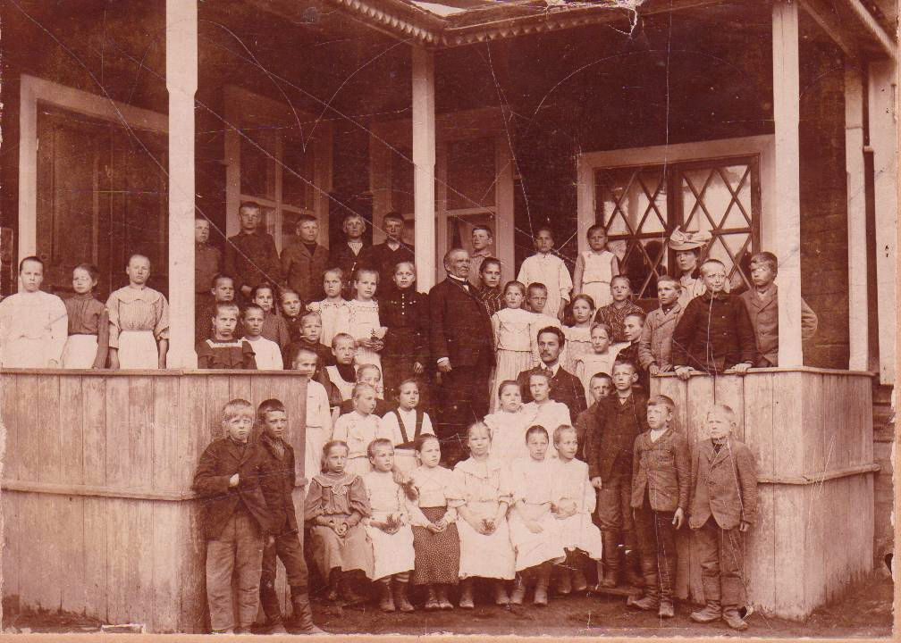 Kansakoululaisia Piilolankoululla ehkä 1920 tai 1930-luvulla.