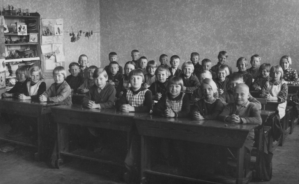 Kansakoululaisia Äänekoskelta 1930-luvun alusta.