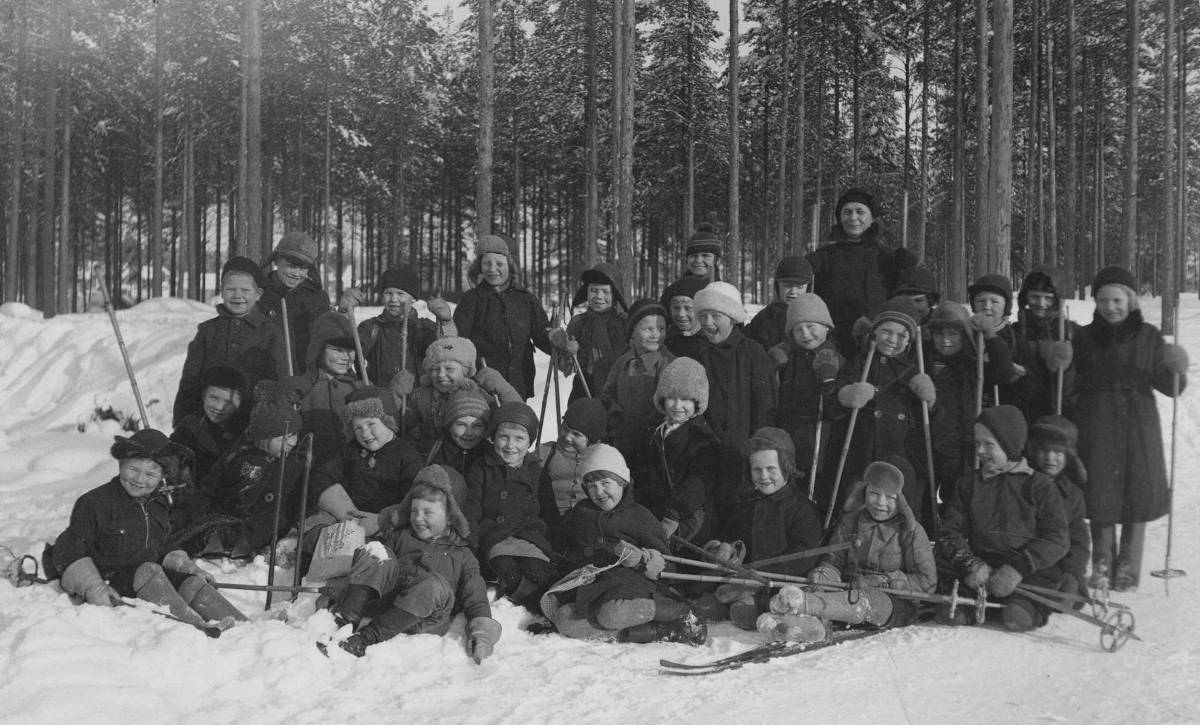 Äänekosken kansakoulun luokka I B hiihtämässä Kotakennääntien varrella 25.2.1936.