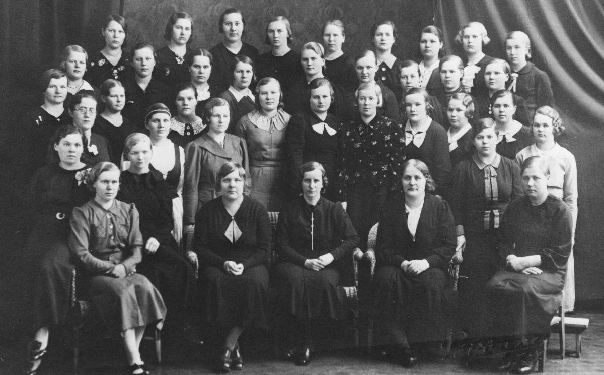 Keski-Suomen opiston karjanhoitokoulun oppilaat 1937-1938.