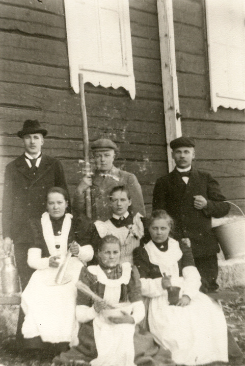 Keski-Suomen opiston keittiöväkeä 1898-1899.