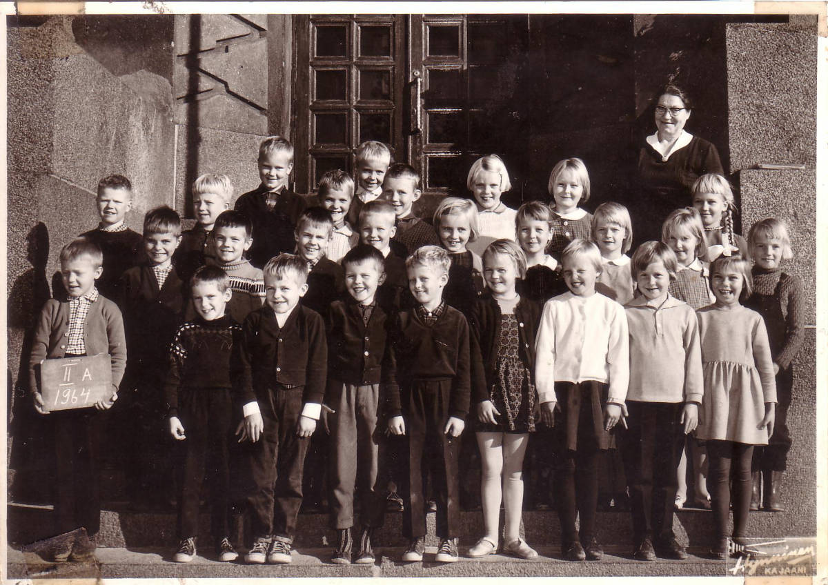 Äänekosken keskustan kansakoulun 2. A luokka vuodelta 1964. Opettaja on Martta Lehtinen. Eturivi vasemmalta: Reijo Riikonen, Esko Kautto, Esko Tourunen, Rauno Valo, Juha Anttila, Mervi Liimatainen, Tuija Toponen, Anna-Kaija Ojala ja Aiju Penttinen. Toinen rivi vasemmalta: Eino Paattakainen, Kari Kumpulainen, Hannu Valo, Vesa Kuosmanen, Merja Kolari, Eija Laine, Inkeri Mäkinen, Marja Sipponen ja Asta Honkonen. Kolmas rivi vasemmalta: Markku Antikainen, Kari Linna, Keijo Hytönen, Vesa Siirtonen, Eeva-Liisa Heikkinen, Anneli Piilonen ja Jaana Hyppönen. Takarivissa vasemmalta Seppo Hänninen ja Lasse Purokuru.