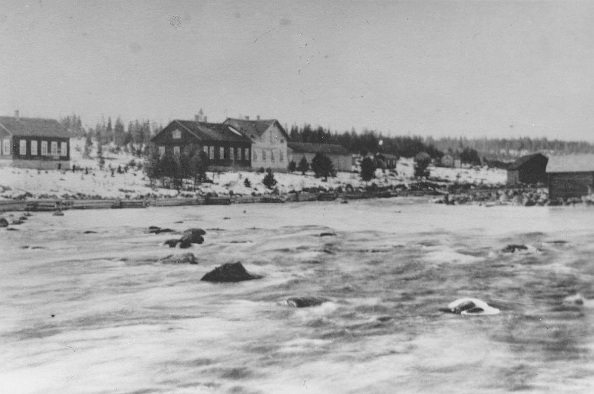 Keski-Suomen opiston lisärakennus on kuvassa jo valmistunut. Valokuva lienee otettu 1890-luvun puolivälin jälkeen ja se kuvaa koskiuoman länsirantaa nykyisen Hiskinmäen sillan paikkeilta kohti kirjasto- ja kaupungintaloa. Kirkkoa ei ole vielä rakennettu, joten kuva on otettu ennen vuotta 1907.