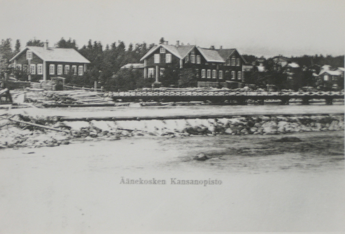 Äänekosken kansanopisto Äänejärven etelärannalla.