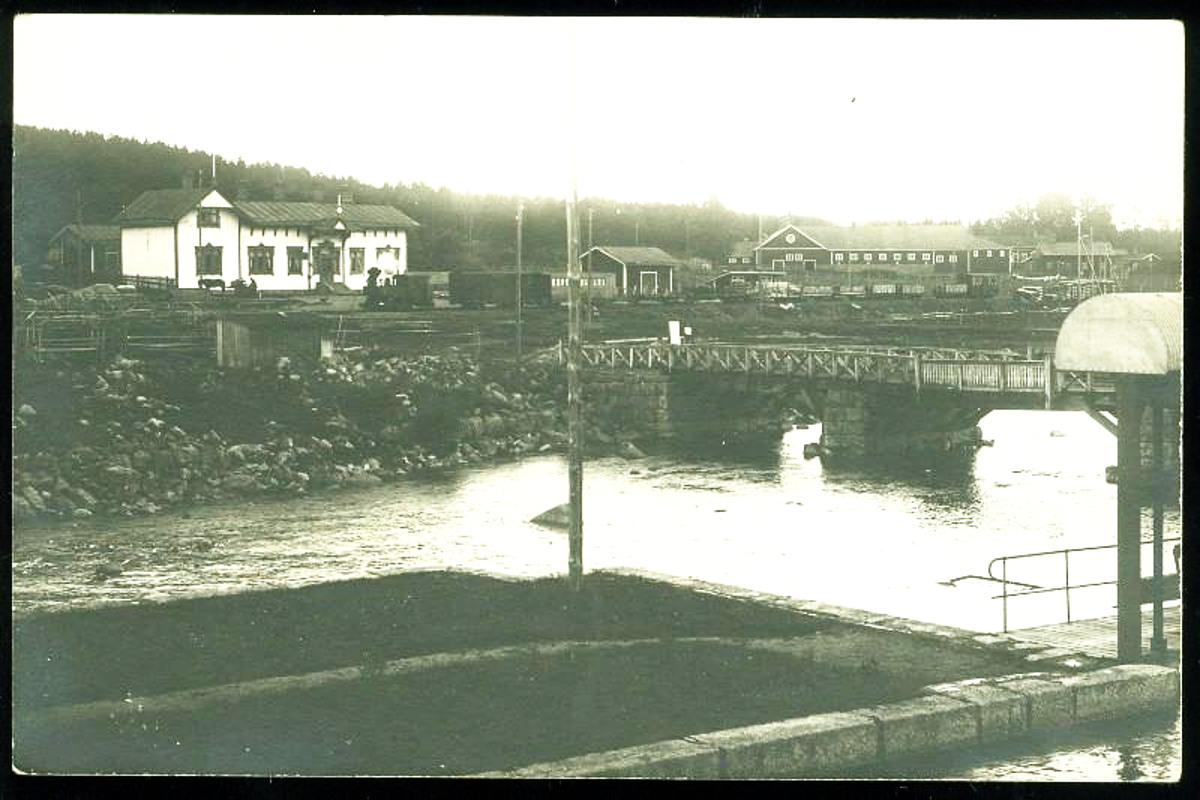 Äänekosken vanha rautatieasema ja valkoinen silta 1920-luvulla ennen koskivoiman rakennusprojektin alkamista.