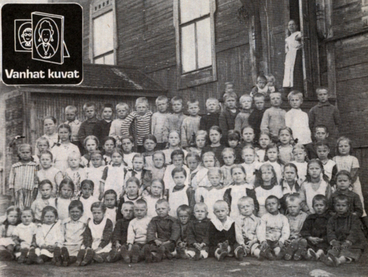 Kiertokoulu Palomäen kentällä vuonna 1921.