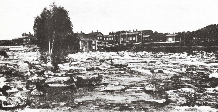 Äänekoskea 1900-luvun alussa. Taustalla on kapearaiteisen rautatien eli pässinradan asema sekä Hiskinmäen asuinalue. Ennen tehtaan rakentamista kosken itärannalla olivat Mannilan, Sarvelan, Suomenniemen ja Mehtälän talot ja länsirannalla sijaitsivat Honkola eli Eerola, Heikkilä, Piilola ja Uusitalo eli Topia. Näiltä taloilta Kalle Piilonen osti koskiosuudet ja möi ne edelleen tehtaan rakentajille.