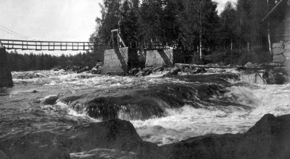 Hietamankoski ja sen ylittävä riippusilta 1900-luvun alkupuolella.