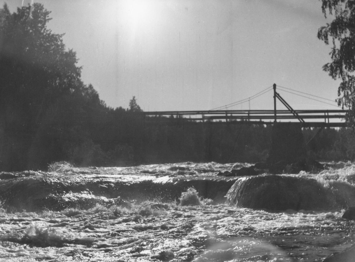 Hietamankoskea ja sen ylittävä riippusilta vuonna 1951.