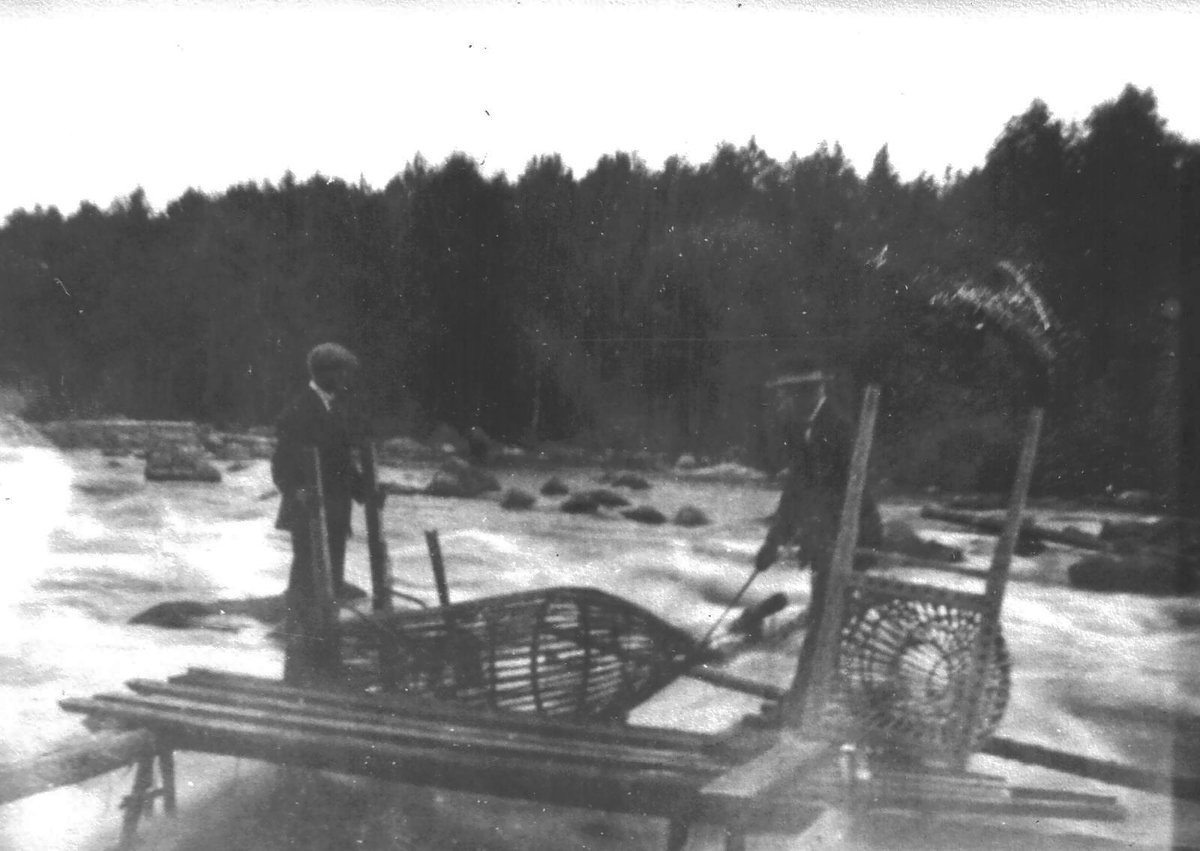 Kalastajia Hietamankoskella metroja kokemassa.