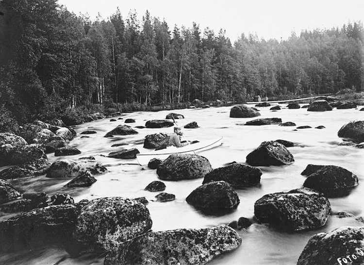 Kanootilla Naarakoskessa 1900-luvun alkupuolella.