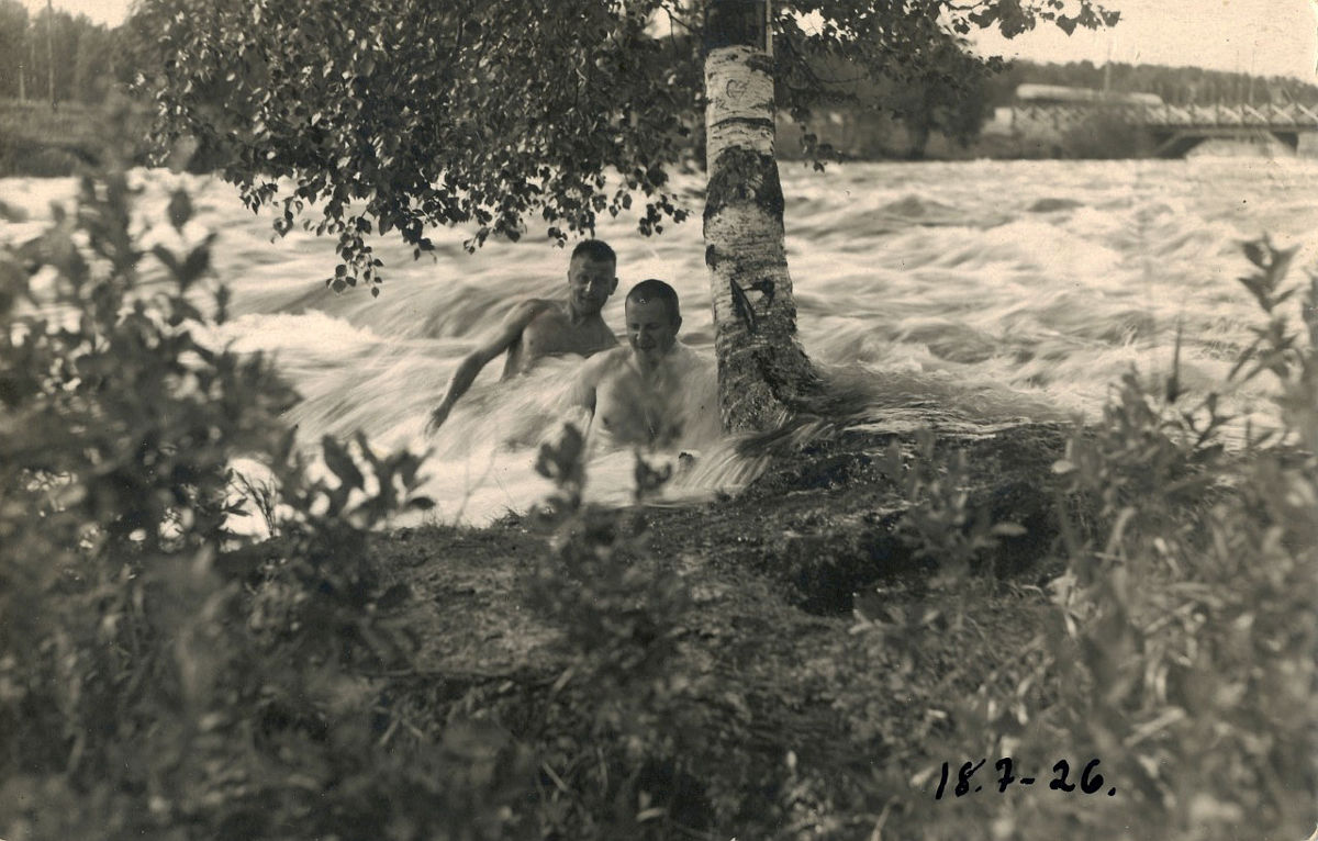 Aatami Leinonen ja hänen ystävästävänsä Aapeli Jokipii  Hietamankosken kuohuissa 18.7.1926. Aapeli Jokipii oli paperimestari Jokipiin poika ja oli Aatamin Leinosen  lapsuudetoveri Hiskinmäeltä. Heidän ystävyytensä säilyi läpi elämän. Aapelista tuli teol.tri ja Rauman kirkkoherra. Aatami toimi veturinkuljettajana Jyväskylässä  ja oli aktiivinen kuoromies.