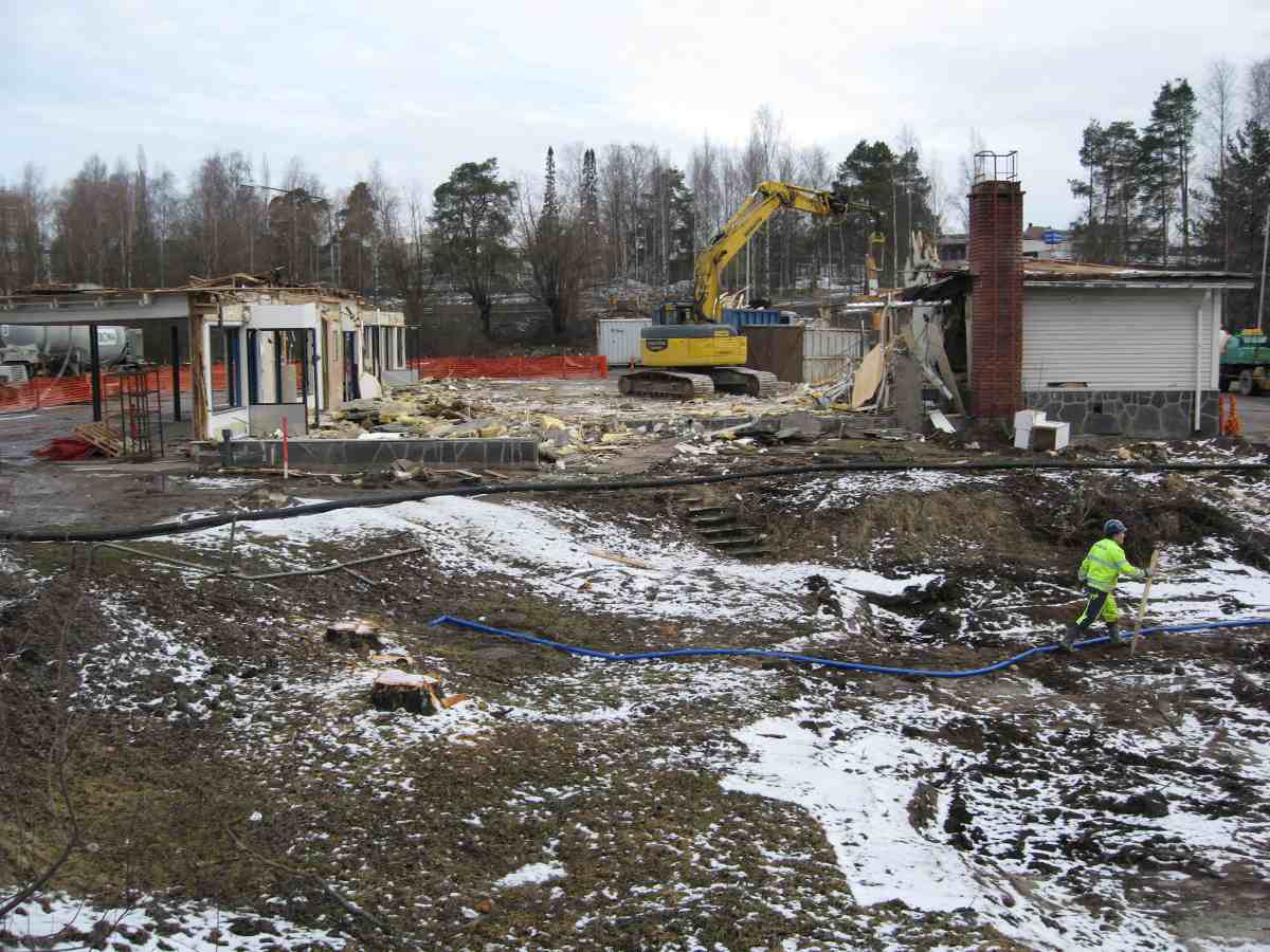 Äänekosken vanhan matkahuollon purkutyömaata keväällä 2008.