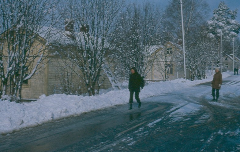 Näkymää Keskuskatua pitkin kansakoulun eteläpuolelta 1970-luvun vaiheilta.