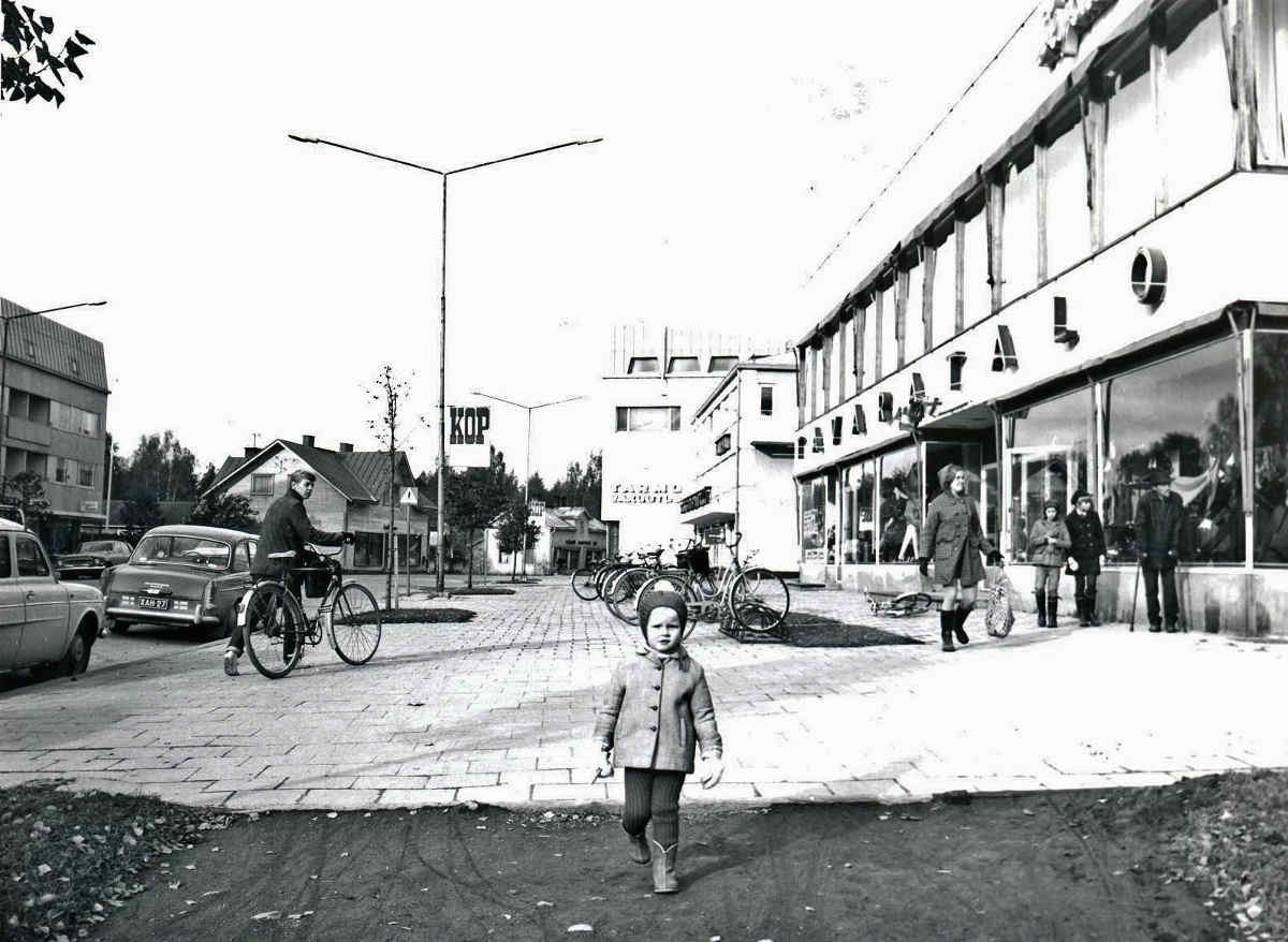 Äänekosken keskustaa vanhan S-marketin edustalta 1970-luvulla.