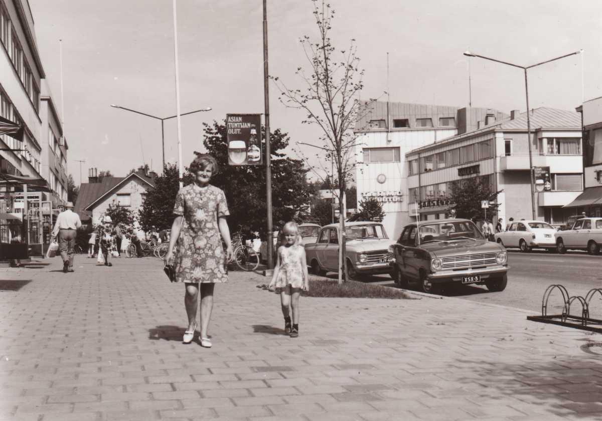 Äänekosken keskustaa vanhan S-marketin edustalta 1970-luvulla.