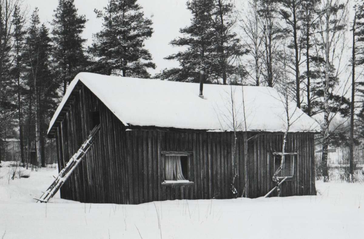 Lindströmin pyöräkorjaamon jo rapistunut rakennus Pukkimäeltä.