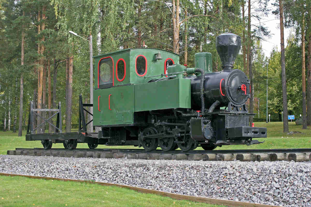 Museoitu Pikku-Pässi tehtaan paloaseman edustalta. Tämän kaltaisilla höyryvetureilla hoidettiin Äänekosken tehtaiden liikennöintiä vuosikymmenten ajan.