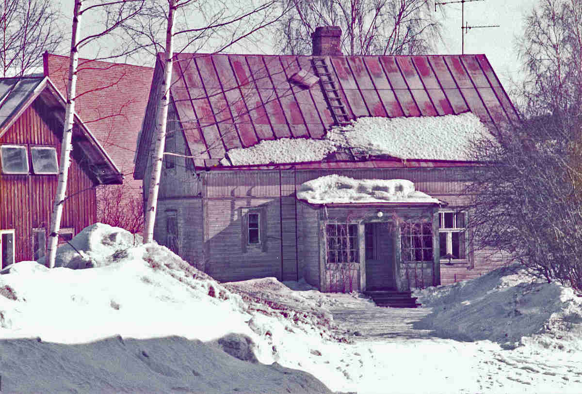 Äänekosken keskustan vanhaa rakennuskantaa. Peltiseppä Kauko Blomin talo. Kiinteistössä toimi aikanaan peltisepänliike.