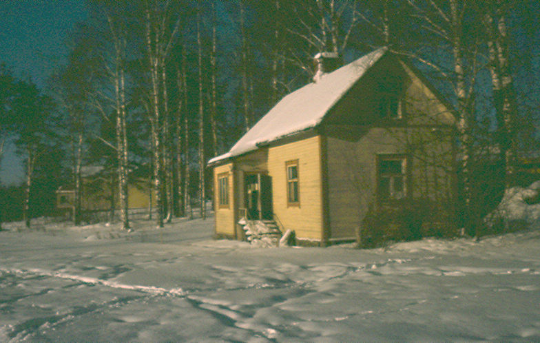 Äänekosken keskustan vanhaa rakennuskantaa. Matti ja Anna Korpelan talo. Taustalla näkyy Työväentalo.  Korpelan talo sijaitsi jokseenkin nykyisen linja-autoaseman kohdalla ja ainakin osa siinä tälläkin hetkellä kasvavista vanhoista koivuista oli Korpelan tontilla.  Kun lähdettiin etenemään Keskuskatua pitkin Viiskulmasta Työväentalon suuntaan, niin vasemmalla puolella katua oli ensin Matkustajakoti Päivölä, seuraavana Pauli Lehmosen talo ja sitten Korpela. Työväentalon keltainen pääty näkyy kuvassa kuten myös sen myöhemmin rakennettu tasakattoinen laajennusosa rautatien puolella. Korpelan tontin ja Työväentalon välissä kulki kinttupolku ja pahalle haiseva Kotisuo ylitettiin liukkaita pitkospuita pitkin.