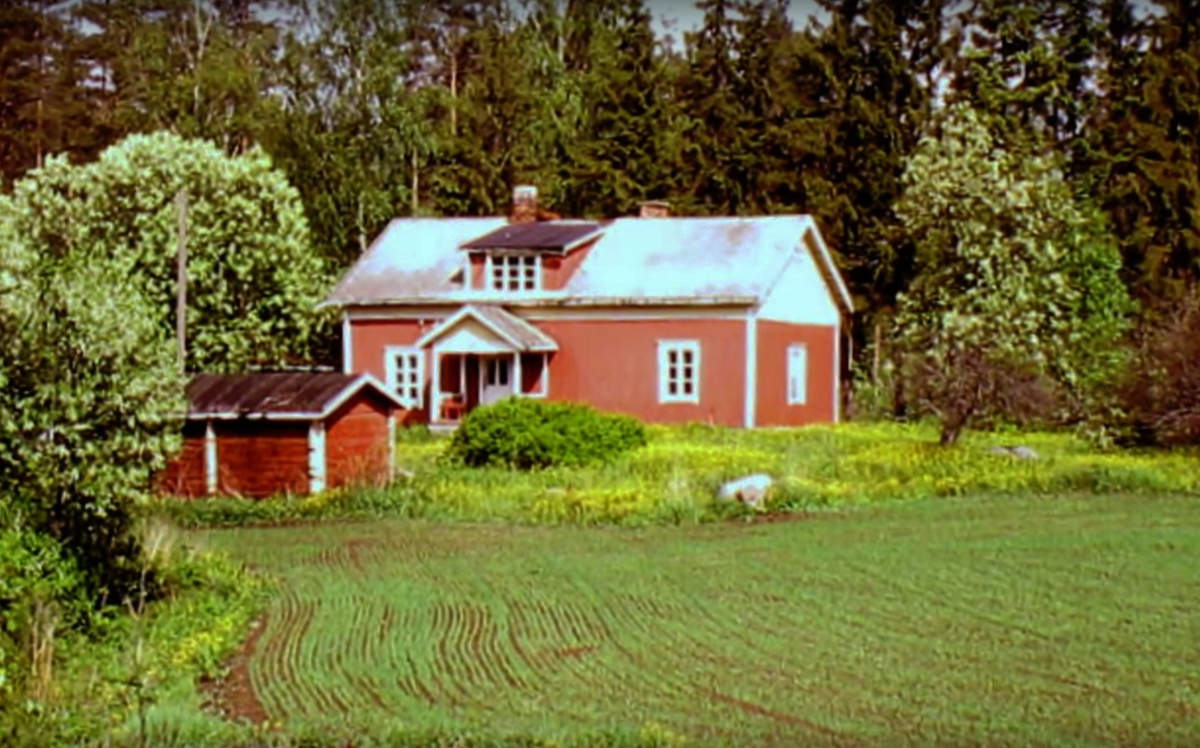 Vanha Hautalan talo Teollisuuskadun alkupäässä ennen purkamistaan. Talo sijaitsi ennen virran rannalla lähellä nykyistä Äänekosken museota. Vähitellen alkuperäinen paikka alkoi tulla rauhattomaksi ja talo siirrettiin kauemmaksi teollisuudesta. Hautala oli ennen Topian torppa. Rakennus purettiin 1980-luvulla.
