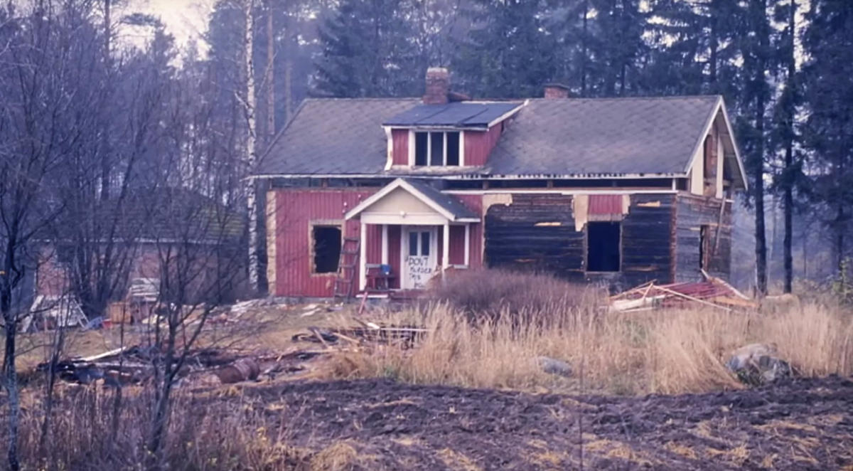 Vanha Hautalan talo Teollisuuskadun alkupäässä ennen lopullista purkamistaan. Talo sijaitsi ennen virran rannalla lähellä nykyistä Äänekosken museota. Vähitellen alkuperäinen paikka alkoi tulla rauhattomaksi ja talo siirrettiin kauemmaksi teollisuudesta. Hautala oli ennen Topian torppa. Rakennus purettiin 1980-luvulla.