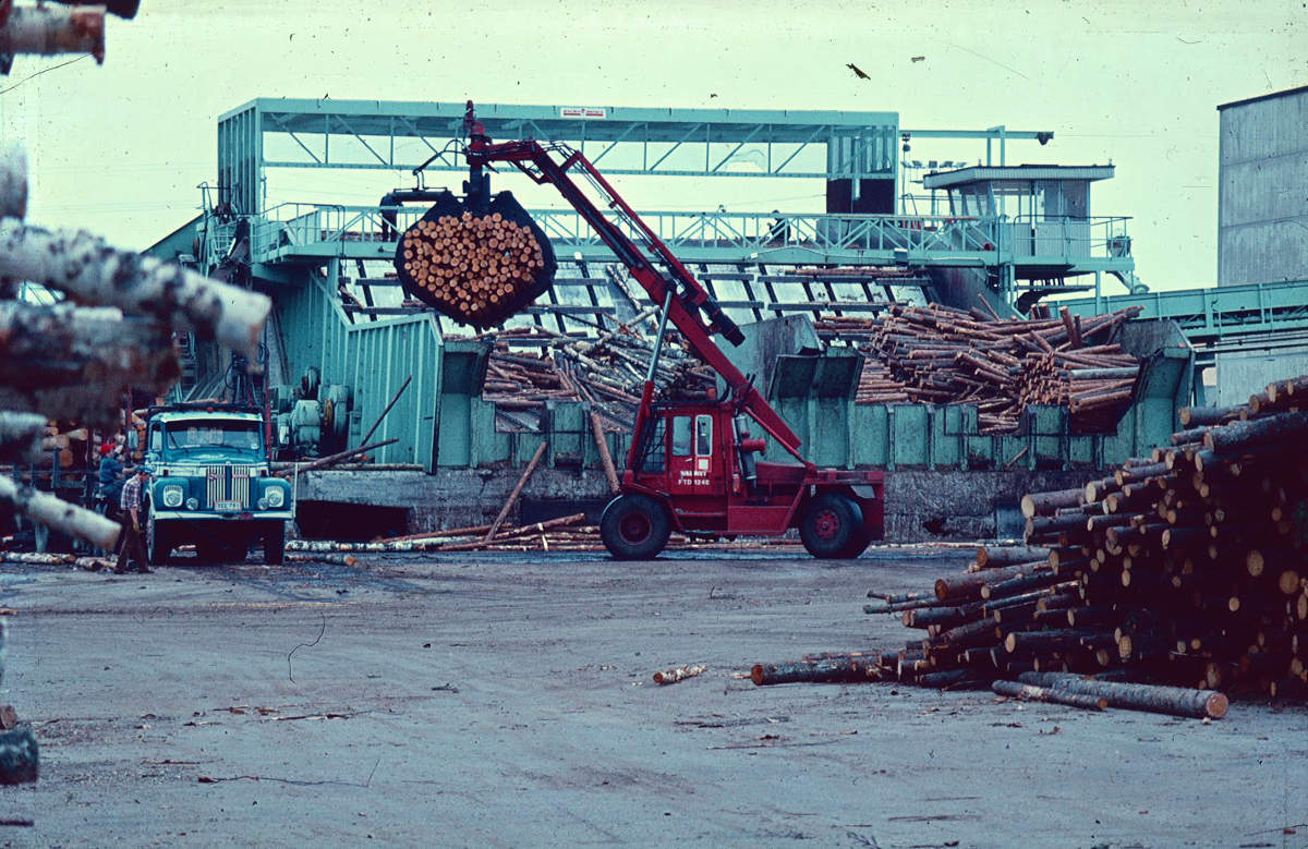 Keskuskuorimo. Laitos ajettiin alas uuden biotuotetehtaan kuorimon alta vuonna 2017.