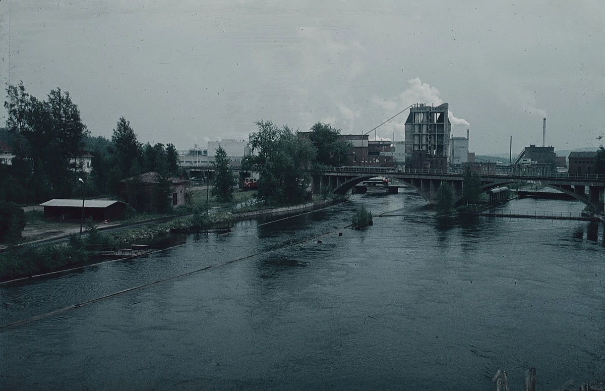 Äänekosken tehtaat Hiskinmäen sillalta 1980-luvulla.