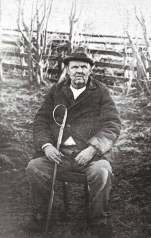 Äänekosken syntyyn monin tavoin vaikuttanut liikemies Kalle Piilonen vanhoilla päivillään 1910-luvulla. Kalle Piilonen syntyi Äänekosken Piilolassa 25.12.1844 ja kuoli kotonaan Piilolassa 75-vuotiaana vatsasyöpään 8.7.1919.