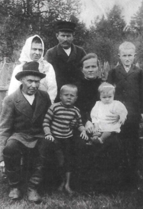 Piilolan torppari Juho Kasper Friman (1841-1925) perheineen. Edessä Kasper, Johan Armas, Otteliana (Jaana) ja Toivo. Takana Kasperin tytär Rauha Sibylla, Antti Hakkarainen ja Emil Friman.