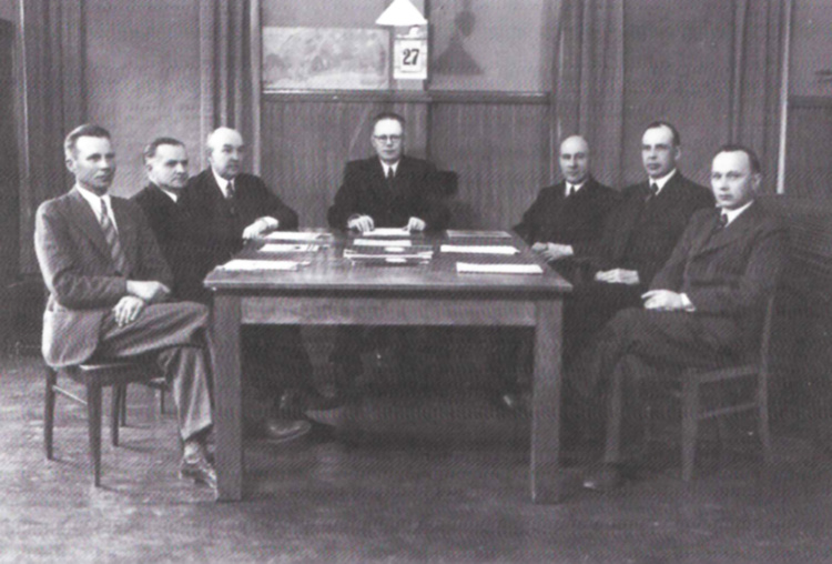 Äänekosken kauppalanhallituksen 10-vuotisjuhlakokous vuonna 1941. Kuvassa oikealta työnjohtaja Heikki Kautto, johtajaopettaja J.A. Leppämäki, isännöitsijä Bruno Ungern, kauppalanjohtaja Ahti Kärkkäinen, metsänhoitaja Bruno Alanco, osuuskaupanjohtaja Jussi Savolainen ja työnjohtaja Onni Parkkonen.