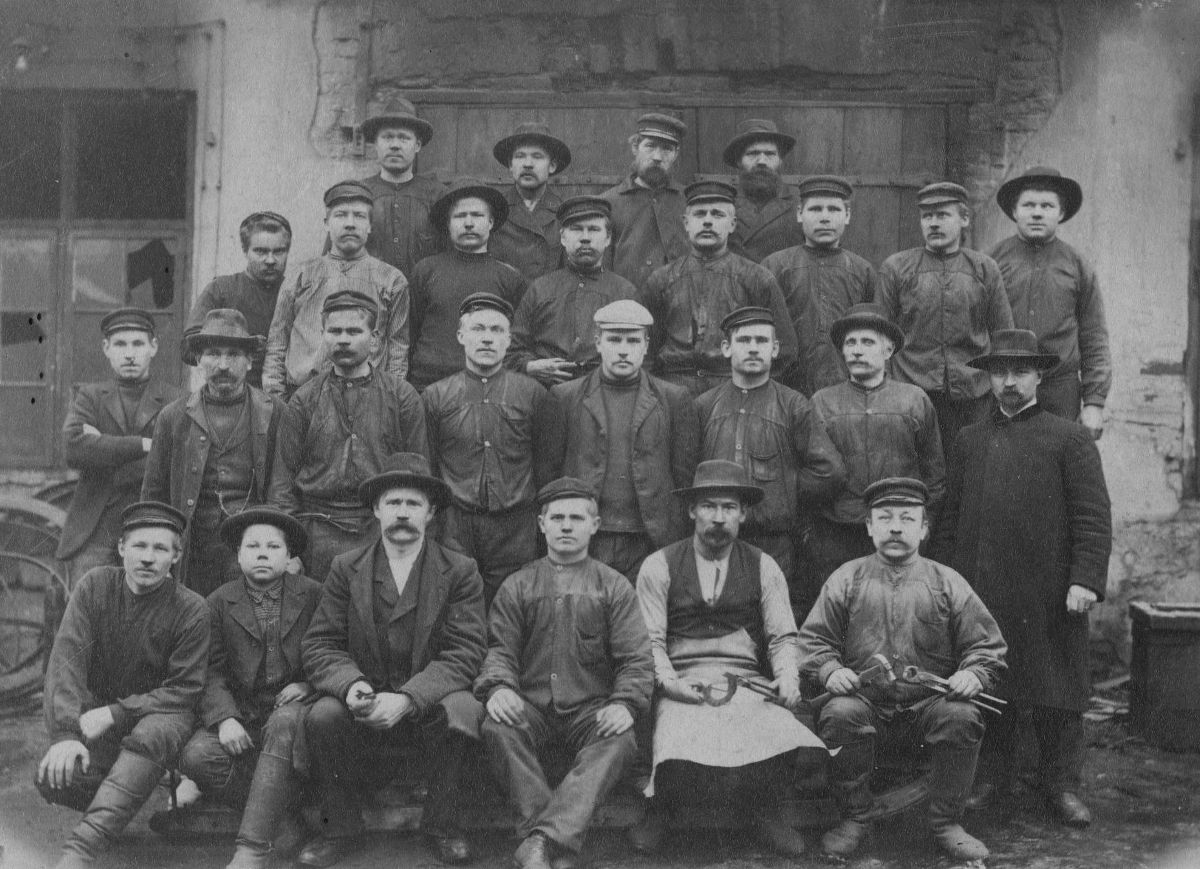 Äänekosken tehtaan korjausmiehiä.