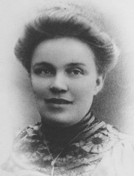 Saima Hammarén o.s. Piilonen. Saima Helena Piilonen syntyi Piilolan talossa 5.5.1882. Hän oli Kalle Piilosen vanhin tytär ja avioitui insinööri J.E.Hammarénin kanssa.