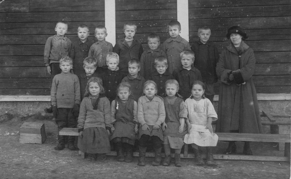 Mämmen koulun oppilaita ja opettaja 1920-luvulla.