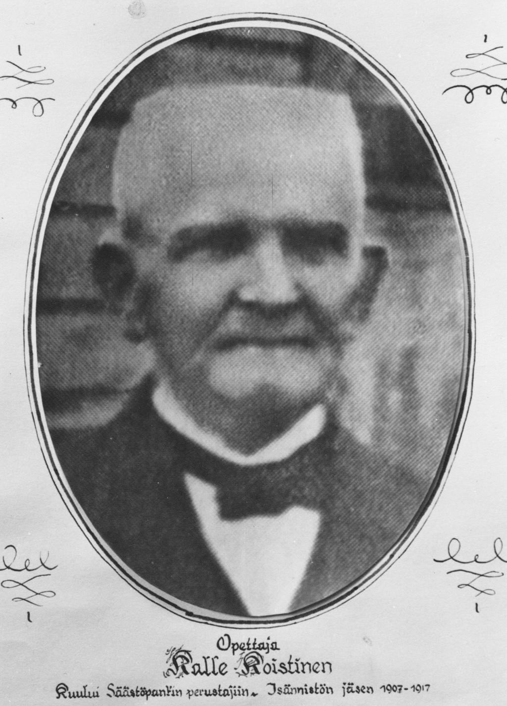 Kaarlo Koistinen. Hän oli Piilolanniemen koulun ensimmäinen opettaja. Laukaasta Äänekoskelle osin vastoin omaa tahtoaan siirretty Kaarlo Koistinen toimi opettajana paikkakunnalla 28-vuotta jääden eläkkeelle vuonna 1913.