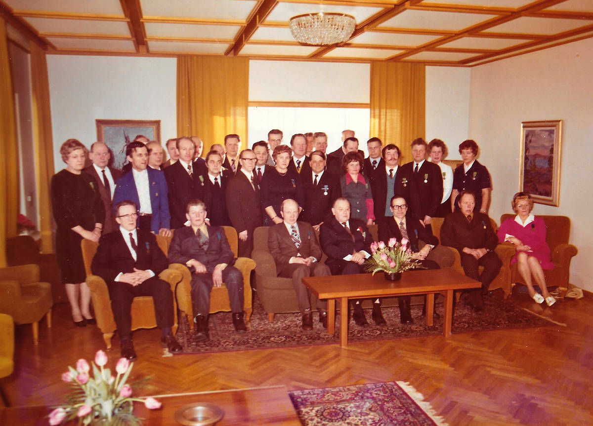 Palvelusvuosimitallien jakojuhlassa Piilolan klubilla 1970-luvulla. Kuvasta löydetään ainakin seuraavia: Reino Hartikainen, Tauno Leppänen, Kauko Dahlman ja Uuno Hänninen. Lisäksi kuvasta löytyvät mm. Frans Tuulensuu, Armas Ritanen, Lea Ruotanen, Marjatta Lakojoki, Holger Dahlblum ja Kalle Rautiainen.