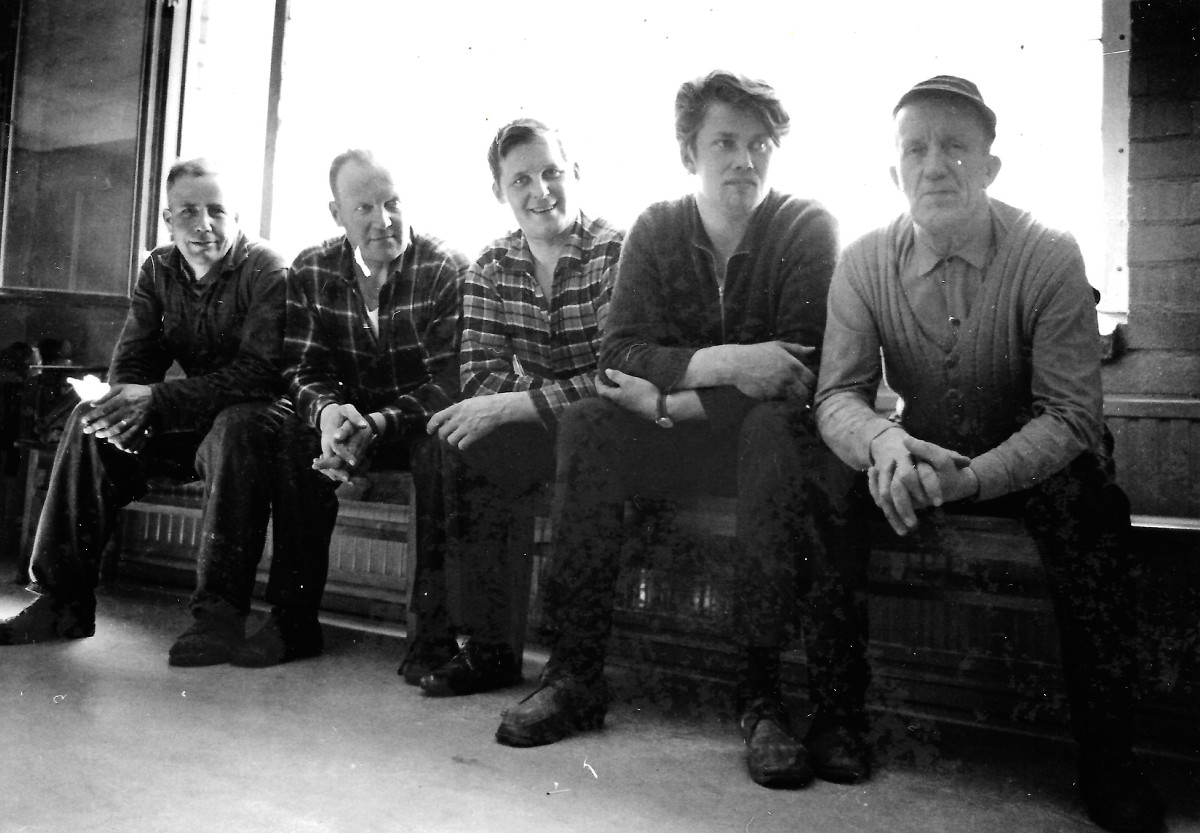 Hiomon I-vuoron miehiä 1970-luvulla. Toinen vasemmalta Valtteri Lumperi, hänen oikealla puolellaan Heimo Verlin ja äärimmäisenä oikealla Uuno Hänninen.