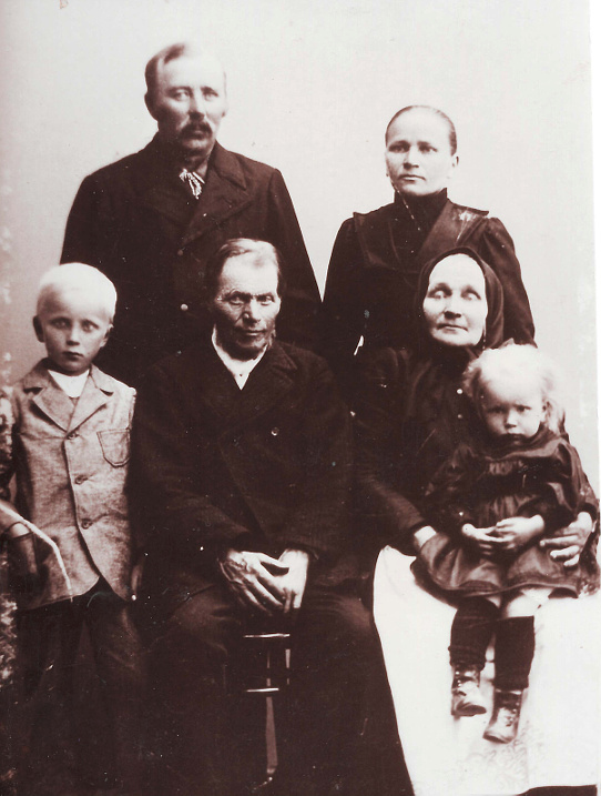 Keskellä istumassa Pohjan talon isäntä Matti Kautto ja hänen vaimonsa Anna Kautto. Takana Topian isäntäpari Johannes Liimatainen ja hänen vaimonsa Matilda Liimatainen o.s. Kautto. Matilda oli Pohjan talon tytär. Pieni poika kuvan vasemmassa reunassa on Juho Liimatainen ja tyttö oikeassa reunassa on Anna Liimatainen. He ovat Topian isäntäparin lapsia. Kuva lienee otettu aivan 1900-luvun alkupuolella.