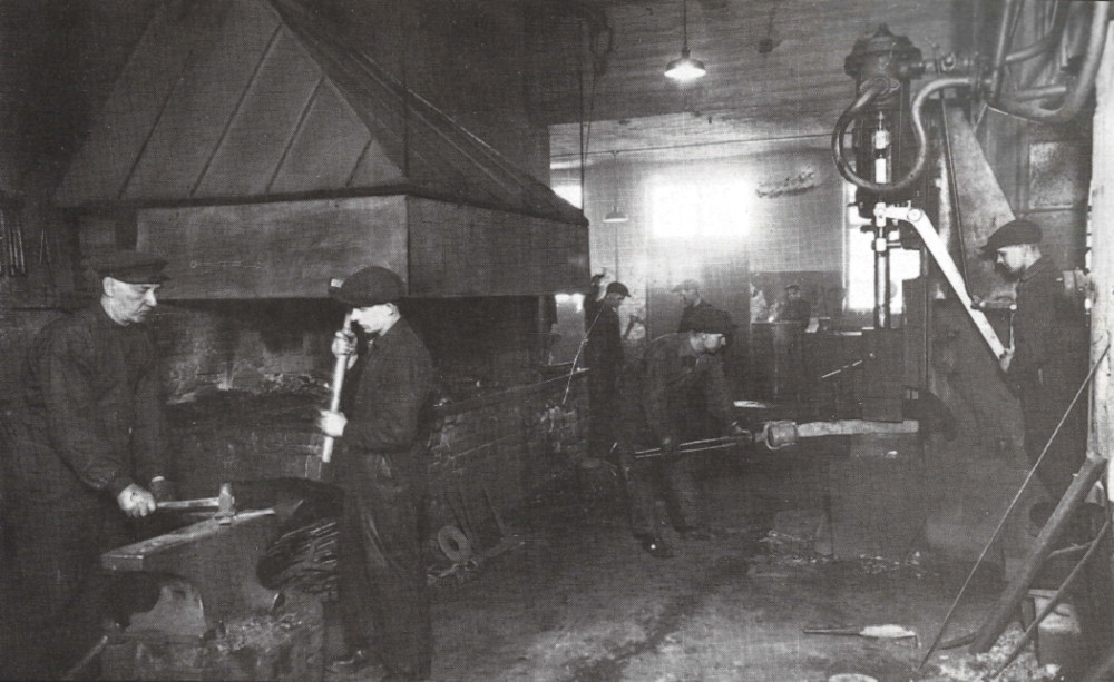 Äänekosken tehtaiden pajan sepät työssään 1920- ja 1930-luvun vaihteessa. Vasemmalla takomassa Eemil Kotanen ja keskellä puristimella puuhaileva Eino Kotanen. Monet tehtaan työntekijöistä saivat koulutuksen ammattiinsa tehtaalla ja ammatti saattoi myös periytyä isältä pojalle. Joskus saattoi tehtaalla olla palveluksessaan saman perheen kolmenkin sukupolven edustajat.