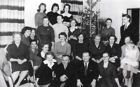 Kuuluisat pikkujoulut lääkäri Miinalaisen kotona. Tässä vuodelta 1959 olevassa kuivassa ovat: Lattialla edessä vasemmalta: Liisa Hyvönen, Aarne Jauhiainen, Johannes Miinalainen, Helvi Häkkinen. Vasemmalla istuen Eeva Torkko, Marita Häkkinen (Loukiainen), Vieno Jauhiainen, ? Tellervo Tuomi, Hilja Elina Hakamäki, Kerttu Kuivakangas. Oikealla seisoo Hannu Jauhiainen.