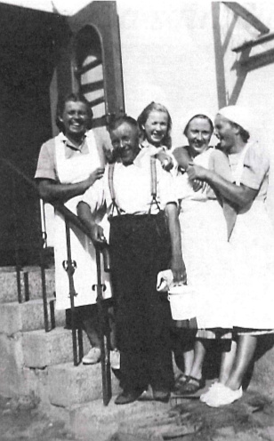 Äänekosken sairaalan keittiön portailla Liisa Manninen, Kerttu Paananen, Aarne Jauhiainen, Laina Moisio ja tuntematon.