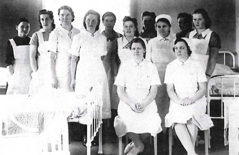 Hoitohenkilökuntaa sota-aikana. Vasemmalta Lyydia Jauhiainen, Kerttu Kuivakangas, emäntä Lempi Puranen, kätilö Saimi Airaksinen, Elsa Niemi (os. Häkkinen), Beda Kautto, Toini Porrassalmi, kätilö Ester Eronen, Hilli Pasanen (Viitasaarelta). Edessä osastonhoitaja Toini Juonala ja ylihoitaja Sanni-Raakel Auermaa.