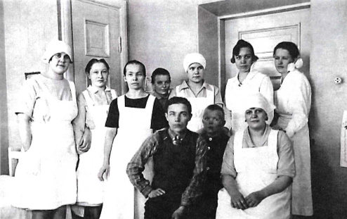 Äänekosken vanhan sairaalan henkilökuntaa 1920-luvun lopulla. Tunnistettu mm. Lyydia Jauhiainen, Sanni-Raakel Auermaa ja Veikko Huttunen.